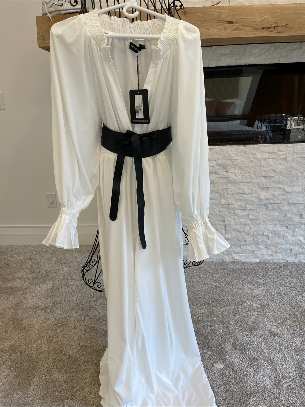 Elegant White Long-Sleeve Maxi jumper (belt not included)